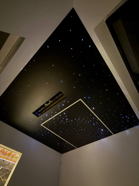 Kolorowy sufit z LED-ową imitacją gwieździstego nieba