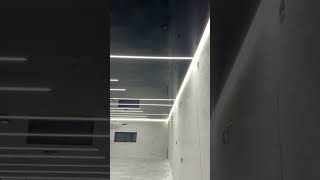 Lustrzany sufit napinany w garażu z LED – przed i po