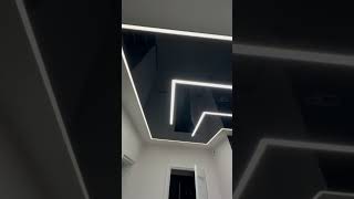 Czarny lustrzany sufit napinany – geometryczne linie LED