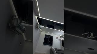 Sufit napinany w salonie – linie LED i lustrzany pas