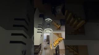 Czarny lustrzany sufit napinany z LED – salon i kuchnia