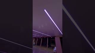 Sufit napinany z liniami LED RGB – montaż i efekt
