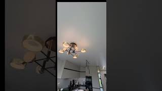 Lustrzany sufit napinany, LED i nadruk – inspiracje